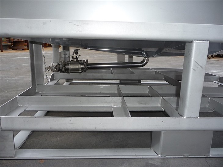 Tank outlet